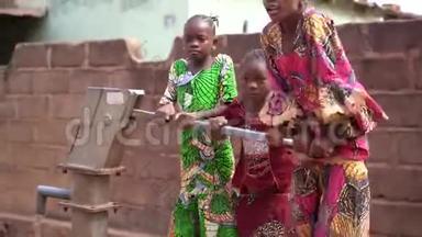 三个非洲小女孩在<strong>村子</strong>里乱泼水